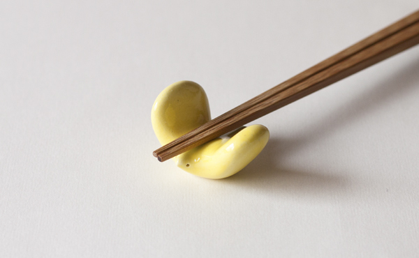 ■yellow
食卓がぱっと華やぐイエロー。食器をシンプルカラーでまとめ、箸置きをアクセントにしても◎