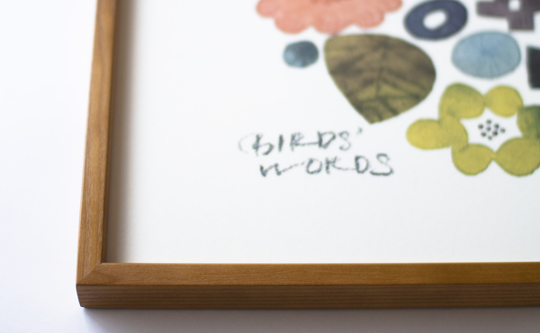 ポスターの左下には「BIRDS' WORDS」のサインが書かれています。