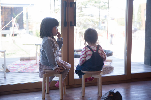 背の低いスツールは、お子さん用にもってこい。大人にとっては“ちょい掛け”ですが、お子さんにとっては立派な椅子。