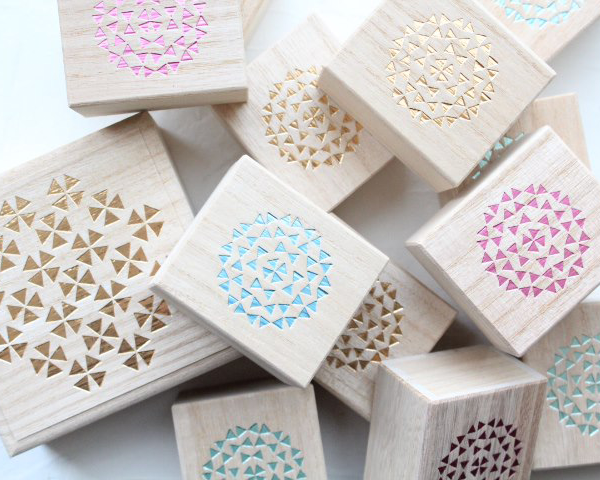 鱗文様をアレンジして花のカタチに並べたオリジナルデザインの桐箱。「手に取る方の気持ちを晴れやかにしたい」という思いをのせた桐箱に入ったアクセサリーは、自分へのご褒美はもちろんプレゼントにも最適です。母さんへ日頃の感謝の気持ちとこれからの健康を願って、また、お母さんから遠く離れた娘に、男性の方は大切なパートナーへ…。贈る相手への想いを込めて、こんな素敵なアクセサリーをプレゼントするのも素敵ですね。
※箱の色はお選びいただけません。