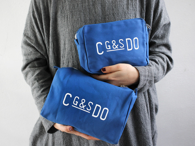CLASKA Gallery & Shop "DO" のオリジナルのボックスポーチ(S・Lサイズ)。さらっとしたハリのあるコットンキャンバス地が心地よい手触りです。