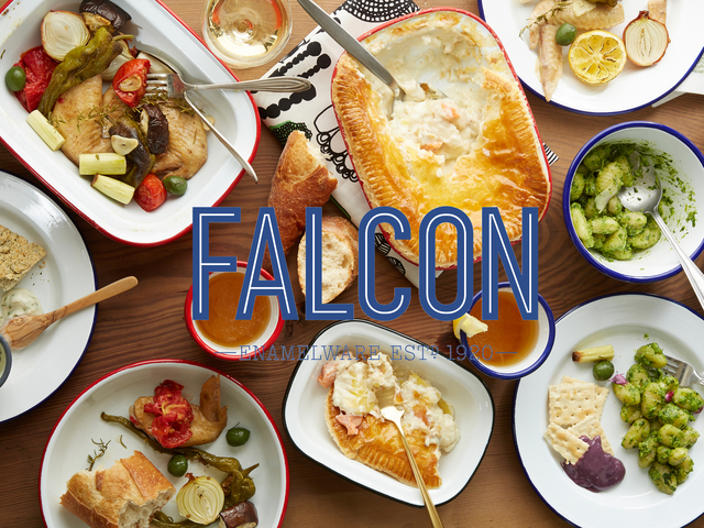 イギリスの起業家、ジョー・クレイナーにより1920年に創業を開始した、琺瑯食器メーカーのFALCON(ファルコン)。95年以上の歴史を持つイギリスを代表するホーローウェア専門ブランドです。イギリスの伝統的なパイ料理を作る際、耐熱性と耐久性があり、またテーブルにそのままサーブ出来る食器を求めた結果、琺瑯という素材に辿り着いたことに端を発します。一時は経営危機に見舞われながらも、カップの縁をより曲線的に丸くし口当たりの良い仕上げを施したり、白一色の展開を豊富なカラーバリエーションに変更したりと、地道なデザイン改善を実施。時代の変化に合わせ、お客様のニーズに的確に応えることで、ヨーロッパの人々から広く愛される人気の食器ブランドとなりました。