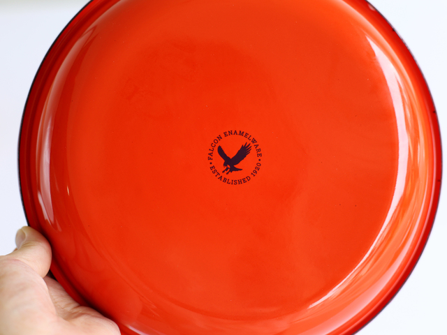 タンブラーの底裏に入ったブランドロゴには、FALCON琺瑯製品の品質を保証する意味合いが込められています。