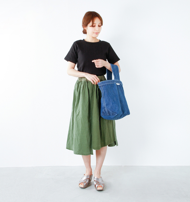 model yama:167cm / 49kg
color : blue / size : F
普段使いに丁度良く、A4サイズの書類もバッチリ入れられる便利な大きさです。