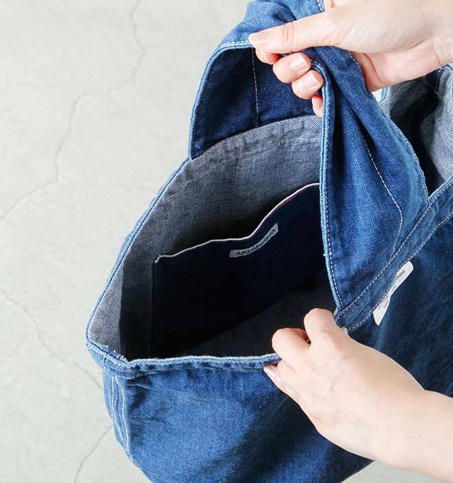 大きな内ポケットがあります。文庫本がスッポリと入る深さです。柔らかい生地ですから、荷物の出し入れがラクラク。