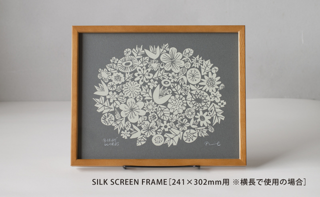 大小さまざまな花を集めたブーケのようなイラストが可愛らしい『FLOWERS』。ダークグレーに合わせて、スタンドはブラックをセレクト。さりげなくシックな雰囲気がプラスされます。