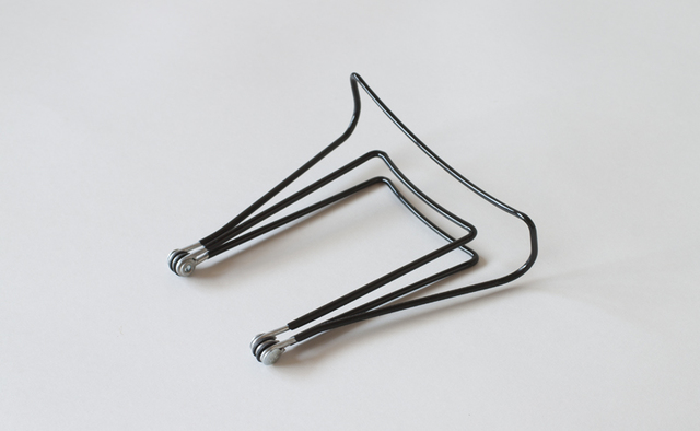 サイズ: W140xH245xD35mm
※背当てをたたんだ場合はH130mm