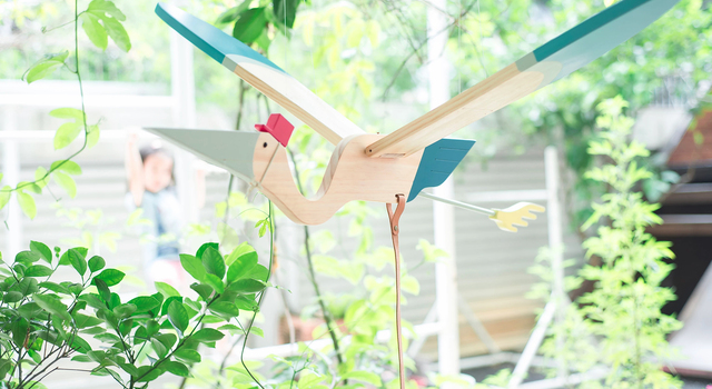 おうちの中に風を運ぶ、赤ちゃんコウノトリの木製モビール - ama(アマ