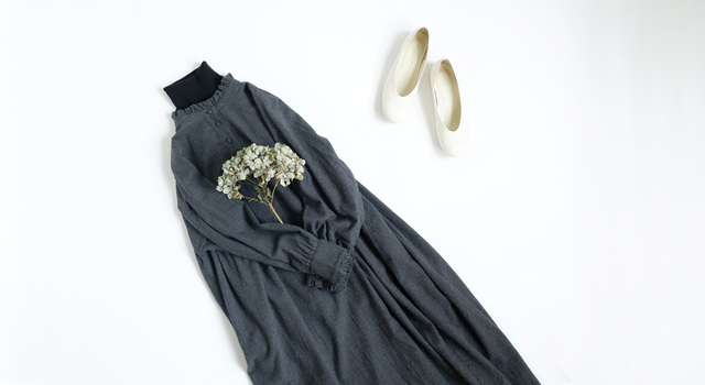 オオカミとフクロウ オオカミと静かにゆれるリリーフリルロング丈ワンピース　黒 オオカミとフクロウ オオカミと静かにゆれるリリーフリルロング丈