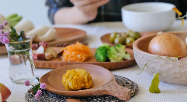 飾るように、食卓を彩る木製食器 ～ニームウッドのカトラリー
