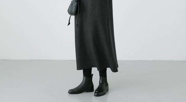 コンパクトなクルーネックとボックスシルエットが上品なワンピース