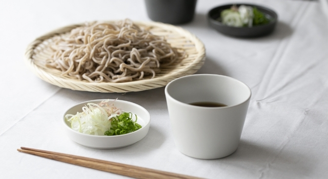 新商品紹介】薬味皿が蓋になり重ねて収納できる、そば＆うどんちょこ