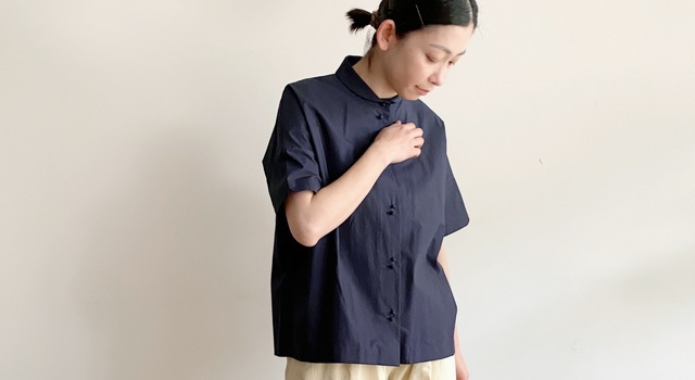 春夏に取り入れたいネイビー】半袖シャツで、着こなしをご紹介