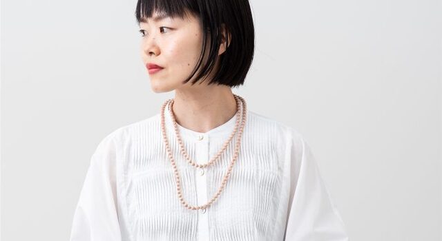 夏のシンプルな服も華やかになる「シルクボールネックレス