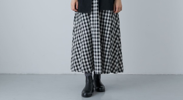 主張を抑えたモノトーン仕立てが魅力 大人のためのチェックスカート