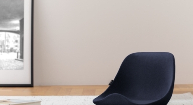 ★超人気！寝るだけで腰ラクラク～♪椅子でも床でも使用OK！コアストレッチエアプリエプレミアム(AIM-FN017D/ネイビー)15，223円超美品格安 腰痛で辛かった床座りが楽に！椅子・床兼用姿勢サポートシート