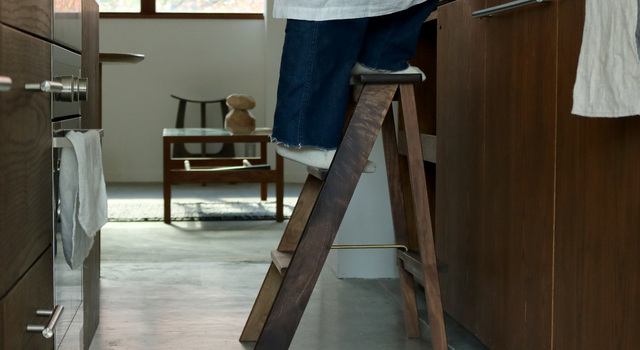 遂に再販開始！腰掛けたり登ったり？脚立×スツール「Step Stool