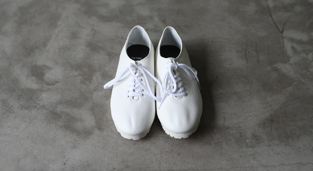 夏に履ける上質なシロのレザースニーカー」 Mochi モチ leather 