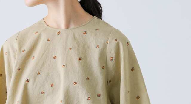 小花柄のオリジナル刺繍で大人の可愛げを表現 - かぐれ(カグレ