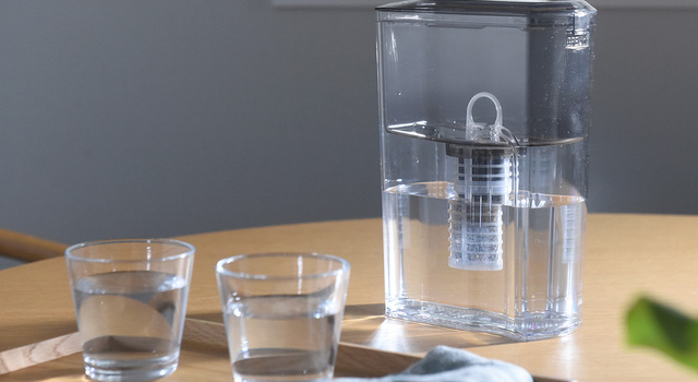 ポット型浄水器 ミネラルバランス水 水道水が、たった4分で美味しく安心な水に！「PFAS」も手軽に除去