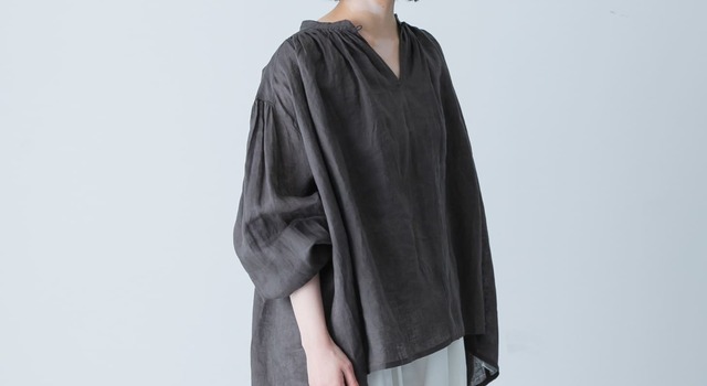 新品　かぐれ　リネンスモックブラウス 大人好みの控えめな甘さ かぐれのリネンブラウス - かぐれ(カグレ