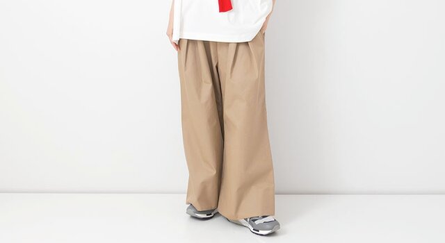 ワイドなシルエットが魅力的なパンツ2型が入荷いたしました