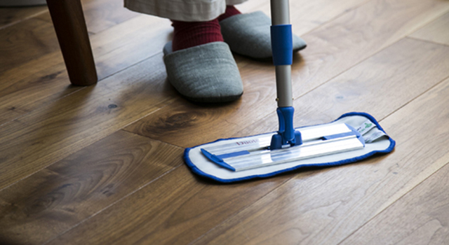 水だけで床がサラサラに！素足生活を気持ちよくするMQモップ