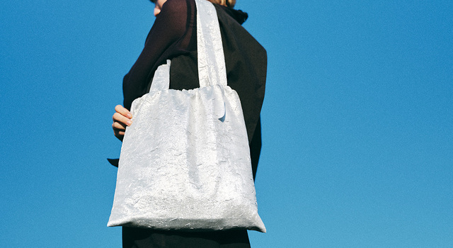 FOIL BAG】いつもの服が見違える？ ナチュラル派の次なる一手は、意外