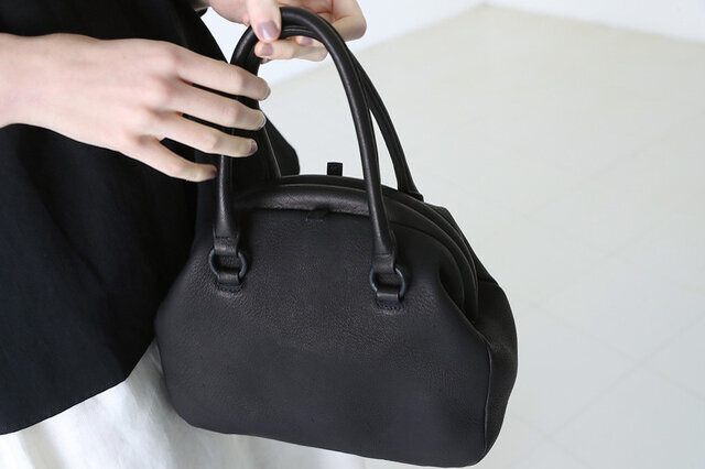 軽く柔らかでマットな鹿革の魅力」Mochiの3つの上質バッグをご紹介