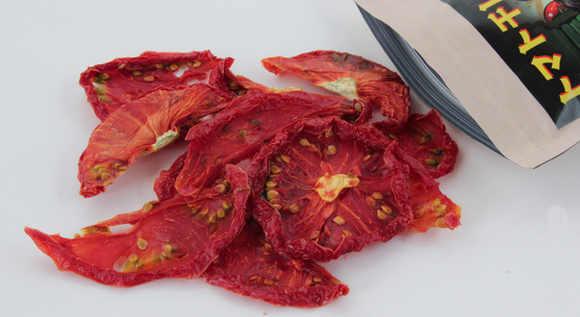 かむほどに広がるトマトの甘みと旨み ― 畑のあかりの完熟ドライトマト