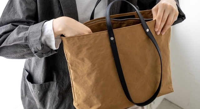 技ありハンドルとこだわり素材で、お天気を気にせずシックに持てる