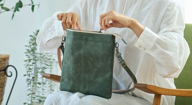 kanmi.カンミfuwari ワンショルダーバッグ　グリーン 収納力抜群の縦長トート「fuwari ワンショルダーバッグ」が新登場です