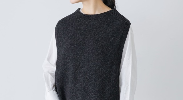 コーディネートの幅を広げる テープヤーン仕立てのニットベスト - か