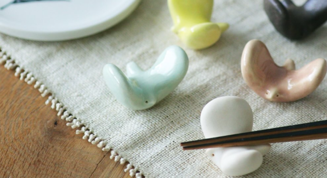 今にも飛び立ちそうに翼を広げる小さな鳥の箸置き - BIRDS' WORDS