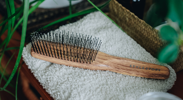 70代も違いを実感！ツヤのある髪へと導くスカルプブラシ - スタイル