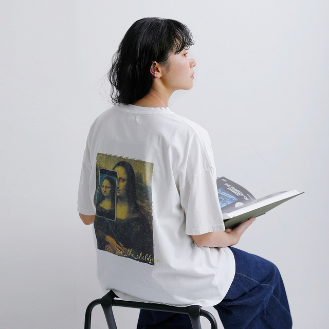 NEW】後ろ姿まで絵になる、プリントTシャツ - Piu di aranciato(ピウ